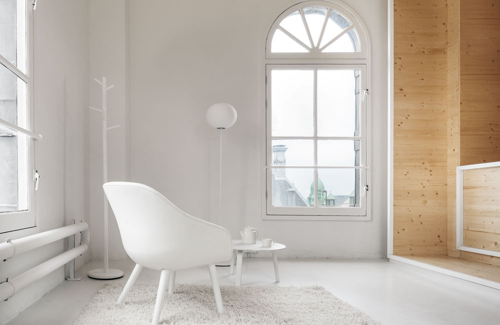 »Room On The Roof« ist eines der Vorzeigeprojekte für Künstlerförderung der Stadt Amsterdam. In einem zum renommierten Kaufhaus »De Bijenkorf« gehörenden Turmgebäude installierten i29 ein kleines Atelier im Rahmen eines Artist-in-Residence-Programms. Der raumhohe Einbau besteht aus Mehrschichtplatten und Massivholzteilen aus Nadelholz und ist auf Stoß gefügt.
