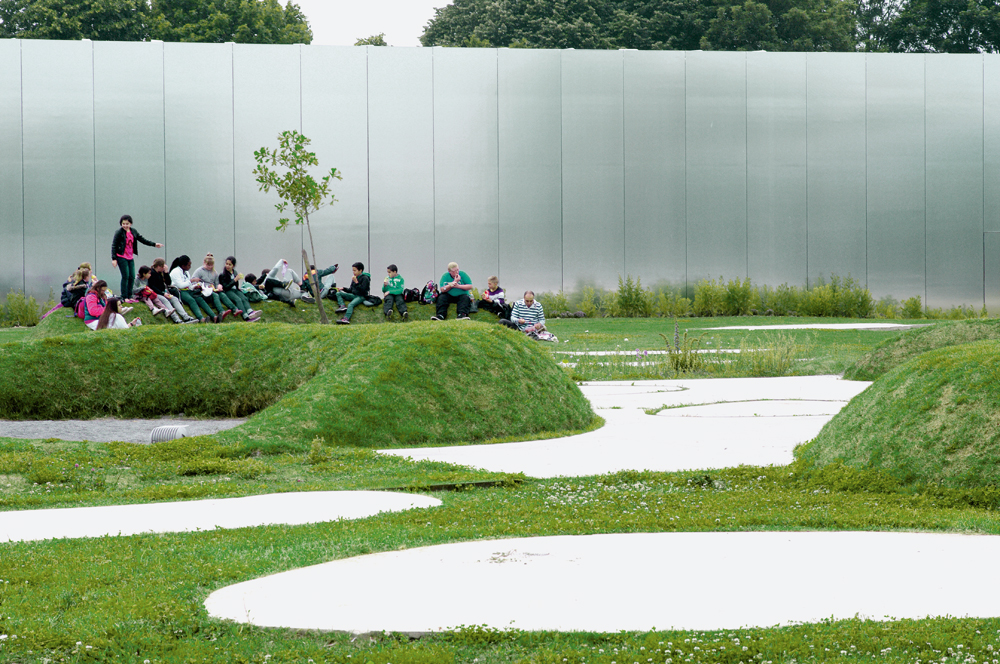 Louvre Lens, Außenanlagen, Frühling 2013