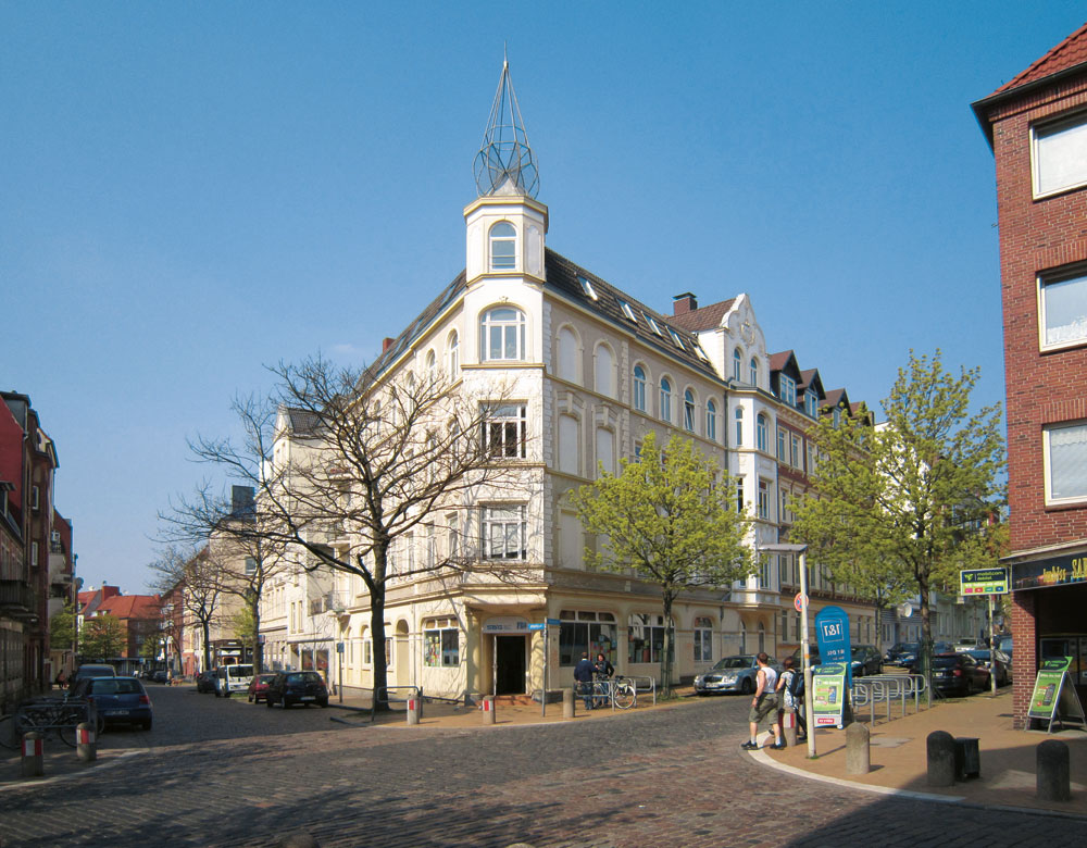 Viele Gründerzeitbauten, ein hoher Migranten und Arbeitslosenanteil und eine heterogene Eigentümerstruktur kennzeichnen den Stadtteil KielGaarden in Schleswig-Holstein. Das Konzept setzt hier vor allem auf Beratungsangebote und einen weiteren Ausbau der Fernwärmeversorgung.