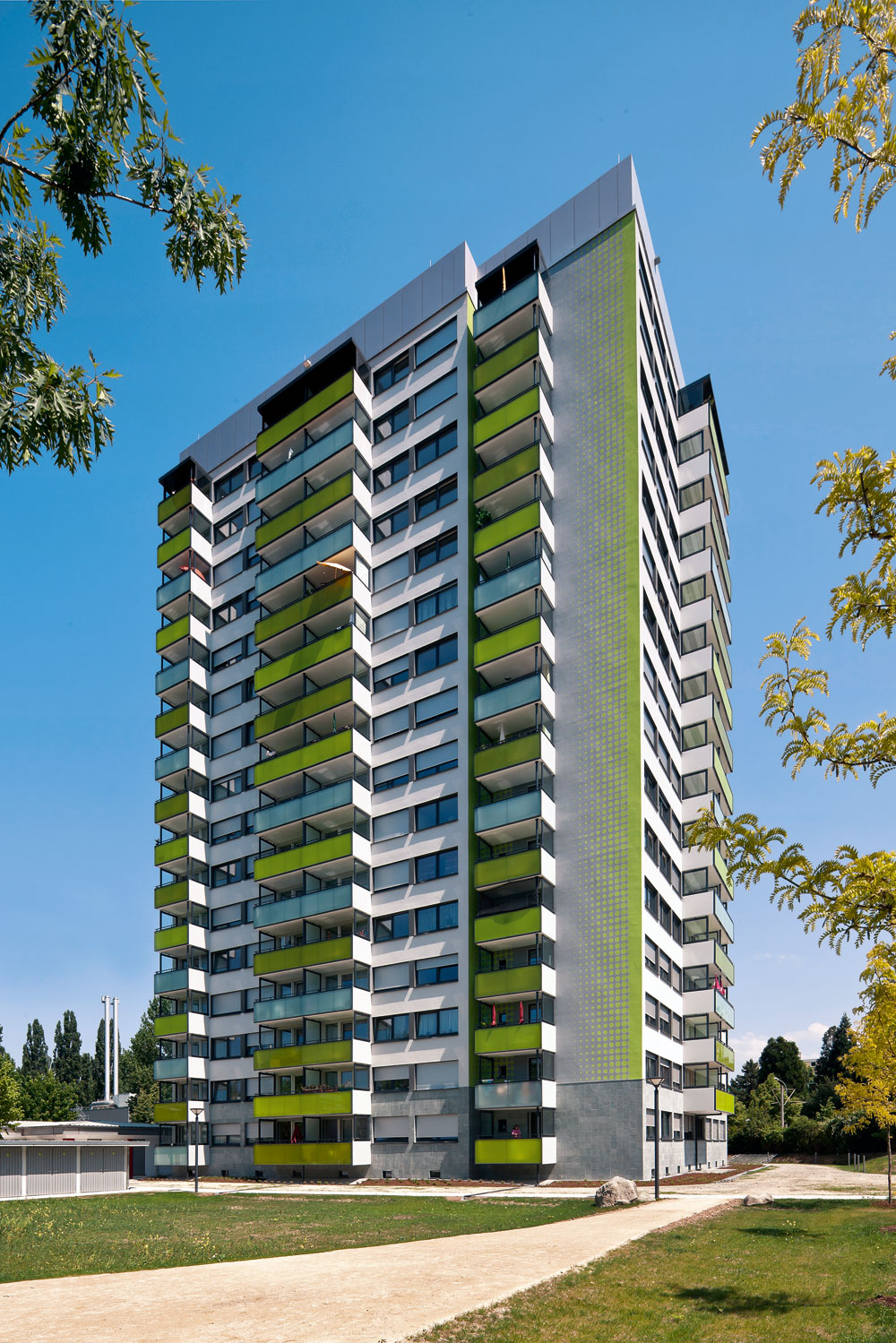 Sanierung eines Wohnhochhauses in Freiburg (Passivhausstandard), Roland Rombach 2011: Neben Dämmmaßnahmen und dem Einbau einer Lüftungsanlage fand hier auch eine umfassende Umgestaltung der Wohngrundrisse statt.