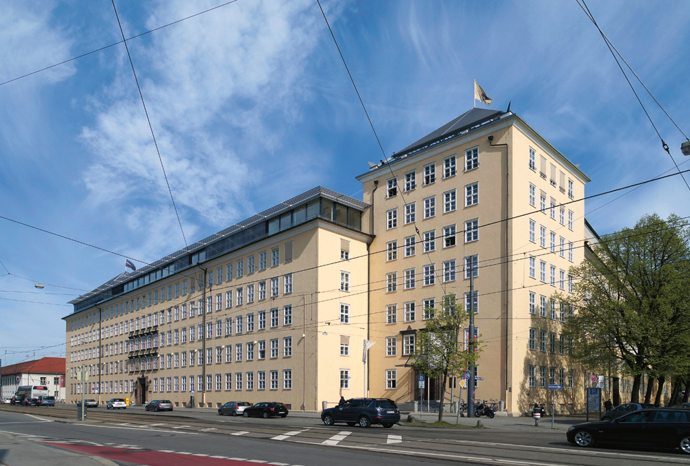 Sanierung eines Bürogebäudes in München 2009, WEP Effinger Partner Architekten. Das siebengeschossige, denkmalgeschützte Ensemble von 1924 diente einst als Oberpostdirektion. 2011 erhielt es ein DGNB- Vorzertifikat in Gold.
