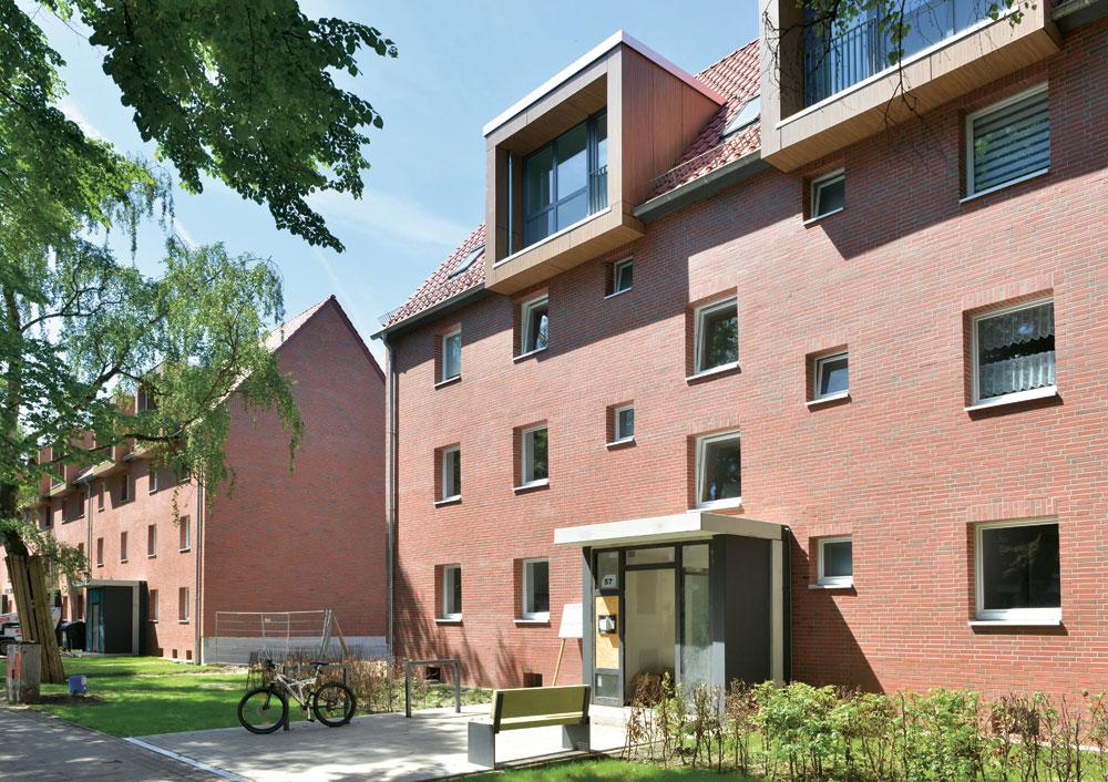 Sozialverträgliche energetische Sanierung und bauliche Aufwertung einer Arbeitersiedlung der 30er-Jahre: Weltquartier in Hamburg, kfs-Architekten 2009–2013. Die Maßnahmen wurden  2014 mit dem Deutschen Städtebaupreis ausgezeichnet.