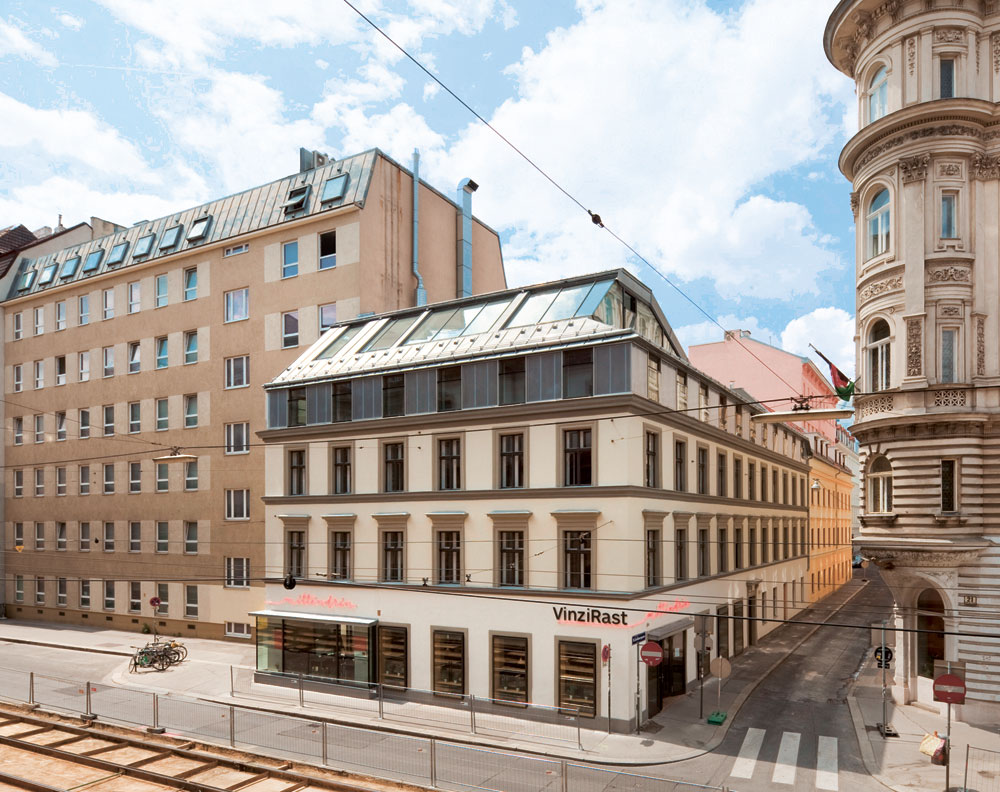 Sanierung eines Wohngebäudes in Wien, gaupenraub +/− 2013: Das lange leerstehende Biedermeierhaus wurde zur Wohnstätte von Studenten und ehemals Obdachlosen umgestaltet.