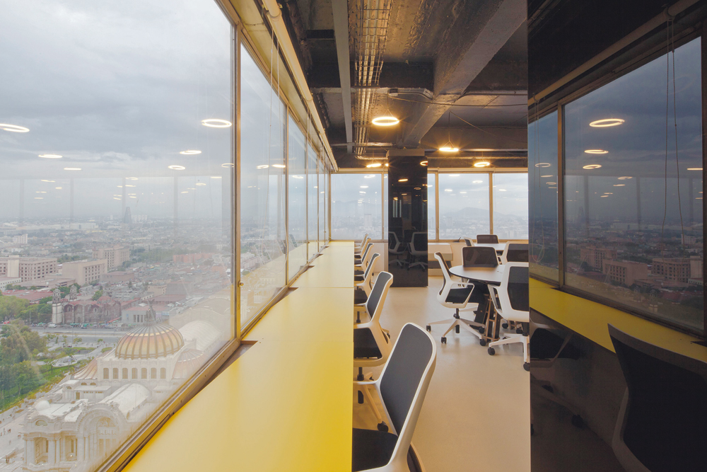 Ausblick und Transparenz des Archipiélago Co-working Space von Lorenzo Álvarez sind entwerferische Leitmotive, welche die Hierarchie der Bürolandschaft bewusst niedrig ansetzen.