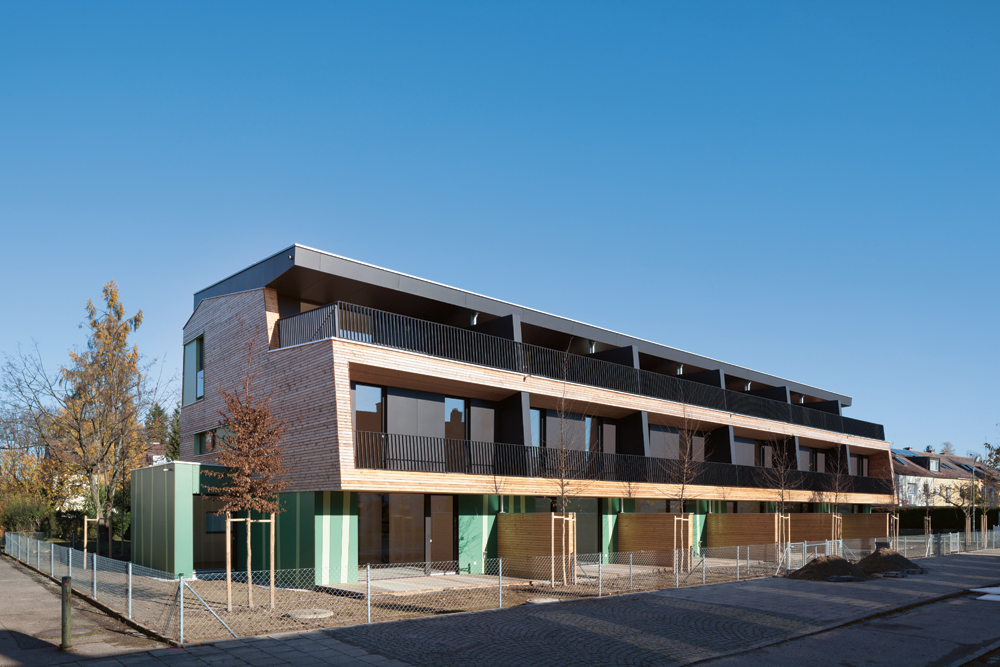 Reihenhäuser in München 2014, Architekturwerkstatt Vallentin. Die sechs Passivhäuser erreichen mit dachintegrierten Photovoltaikanlagen, einer Wärmepumpe und einem unterirdischen Eisspeicher eine positive Primärenergiebilanz.