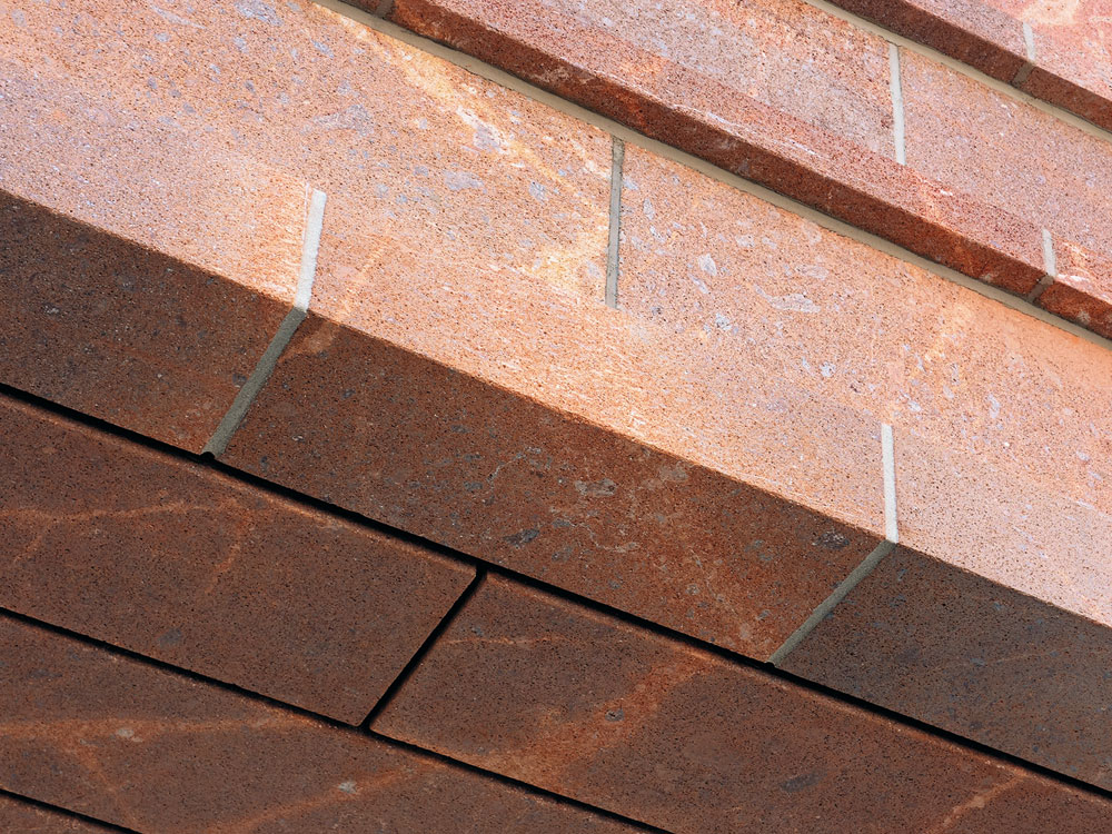 Angle quoin at the transition from facade to suspended soffit