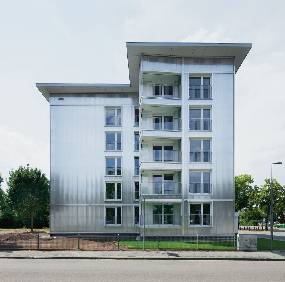 Ostansicht nach dem Umbau. Die Fenster wurden vergrößert und die Balkone zu Loggien mit Faltverglasung umgebaut.