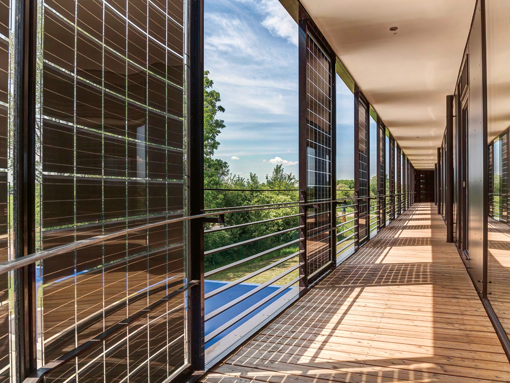 Verwaltungsgebäude in Erding 2013, Architekturwerkstatt Vallentin. Das Bürohaus erfüllt die Anforderungen an ein Passivhaus Plus. Energie liefern ein Klärgas-BHKW sowie Photovoltaikanlagen auf dem Dach (36 kWₚ) und in den Fassaden (12 kWₚ)