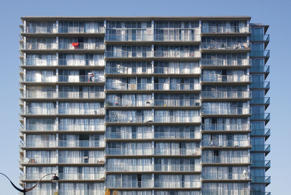 Umbau eines Wohnhochhauses (Tour Bois-le-Prêtre) in Paris, Druot, Lacaton & Vassal 2011: Die zuvor eher geschlossenen Lochfassaden wurden geöffnet und die Wohnungen durch Loggien und Balkone nach draußen erweitert.