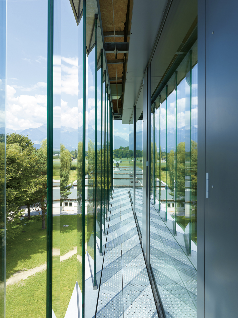 Wartungsbalkon im Fassadenzwischenraum der Architekturfakultät