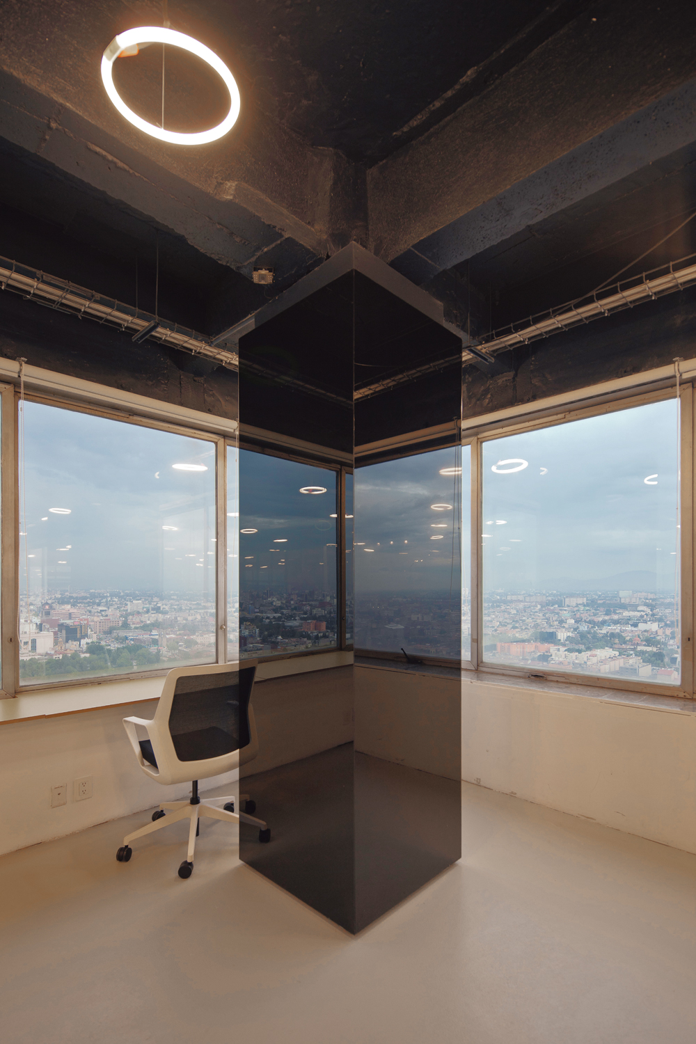 Ausblick und Transparenz des Archipiélago Co-working Space von Lorenzo Álvarez sind entwerferische Leitmotive, welche die Hierarchie der Bürolandschaft bewusst niedrig ansetzen.