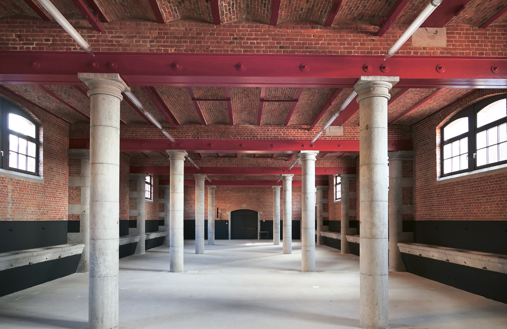Museumssaal im Altbau mit unverkleideten Ziegelwänden
