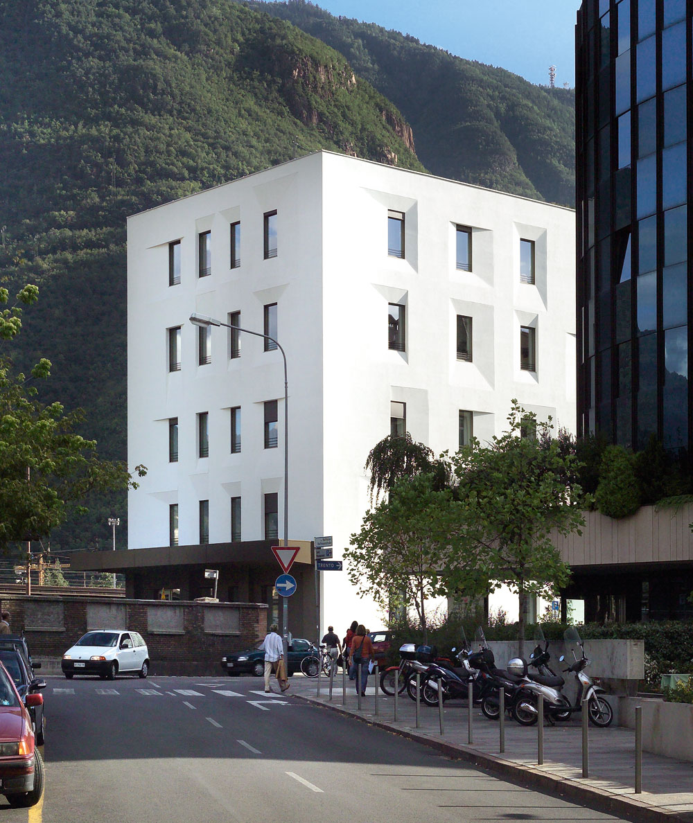 Sanierung eines Bürogebäudes in Bozen, Michael Tribus 2005: Ansicht von Nordwesten
