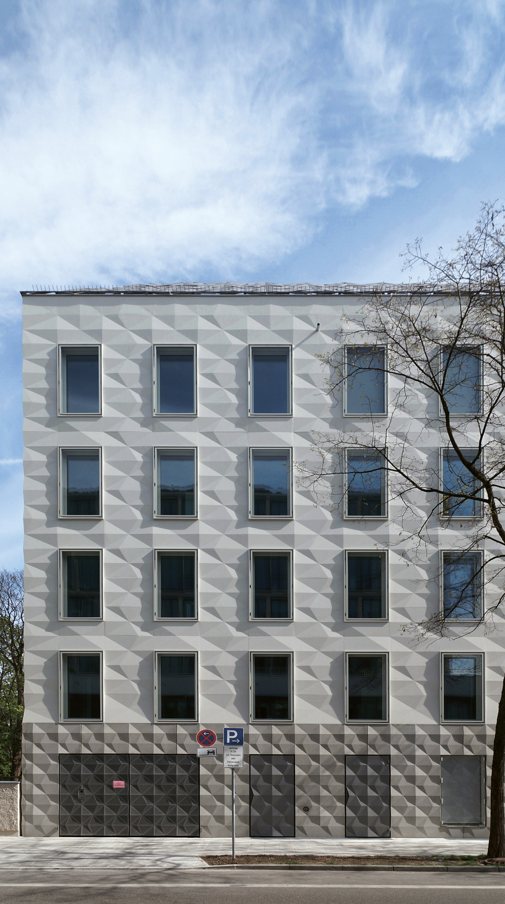 Evangelisch-Lutherisches Landeskirchenamt in München 2014, Wandel Hoefer Lorch. Der Neubau setzt nicht nur in puncto Nachhaltigkeit, sondern mit seiner facettierten Putzfassade auch gestalterische Akzente. 2013 erhielt er ein DGNBVorzertifikat in Gold.