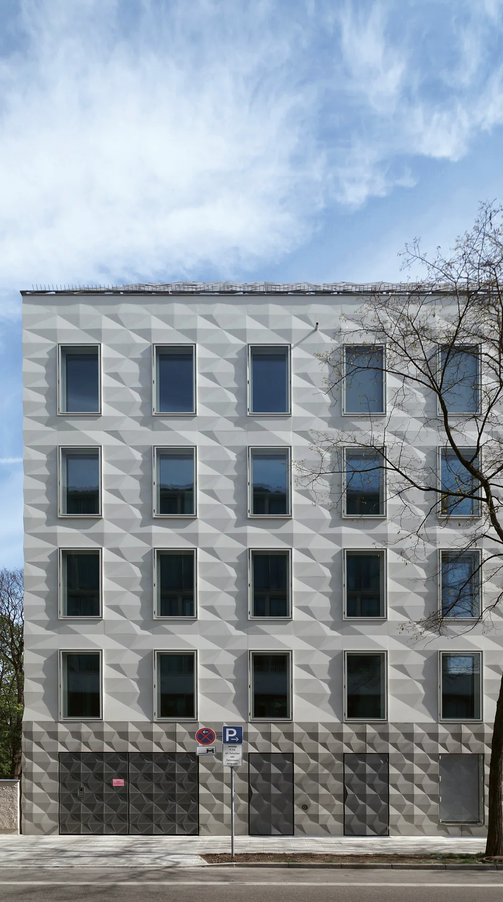 Administration of the Protestant-Lutheran Church in Bavaria, Munich 2014, Wandel Hoefer Lorch. This new-build stands out from its neighbours not only through the faceted pattern on its roof, plaster facade and entrance doors, but also through its sustainability achievements. In 2013 it was awarded a DGNB Gold pre-certificate.