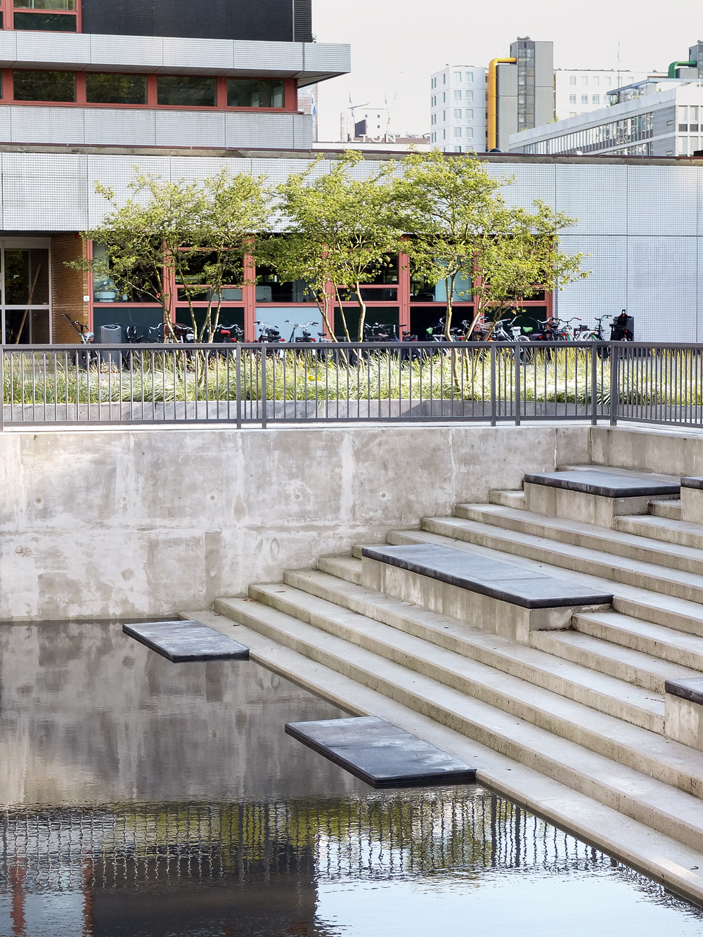 Watersquare, Benthemplein, 2014: Arena nach einem Starkregen

(Climate Proof Zomerhofkwartier, Rotterdam)