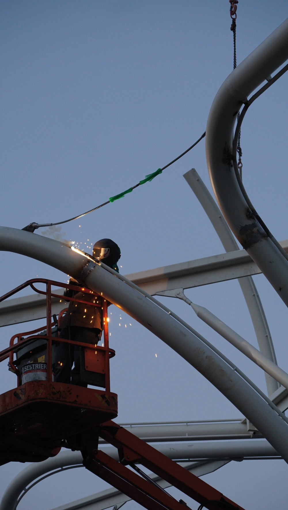 Die »Solar Trees« bestehen aus einer Stahl-Konstruktion, die durch ihre parametrisch optimierte Formgebung trotz der großen Auskragungen feingliedrig bleibt.