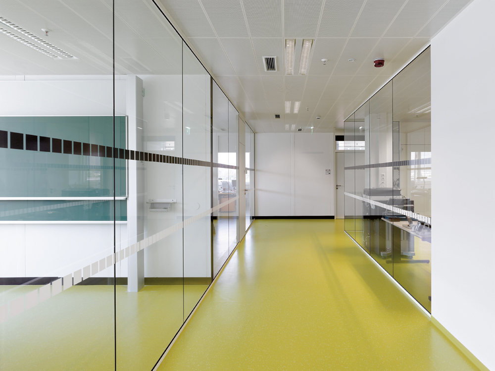 Büroflur in der technischen Fakultät