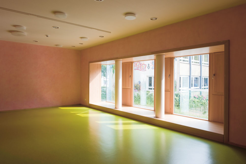 Mehrzweckraum im Kindergarten mit Erkerfenster