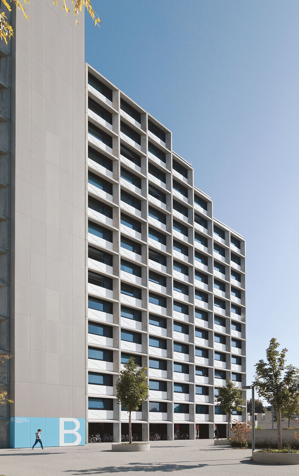 Sanierung eines Studentenwohnheims im Olympischen Dorf in München, Knerer und Lang Architekten 2013: Trotz Auflagen des Denkmalschutzes gelangen hier spürbare Energieeinsparungen.