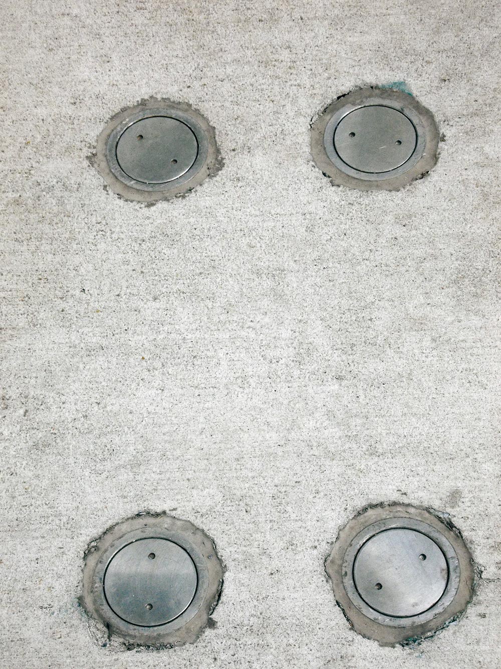 Verschlusskappen im Betonboden für Dammbalkenstütze