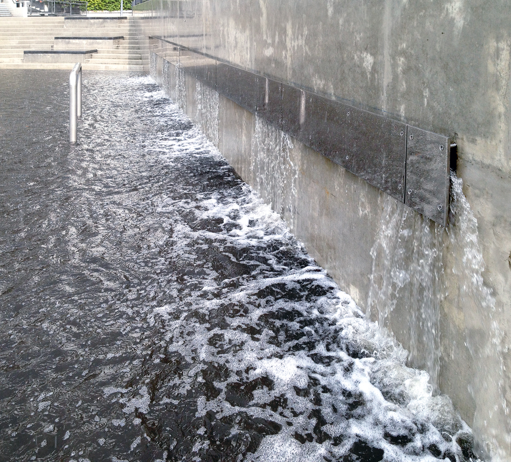 Watersquare, Benthemplein, 2014: Überlaufen des unterirdischen Rückhaltebeckens in das offene Becken bei Starkregen

(Climate Proof Zomerhofkwartier, Rotterdam)