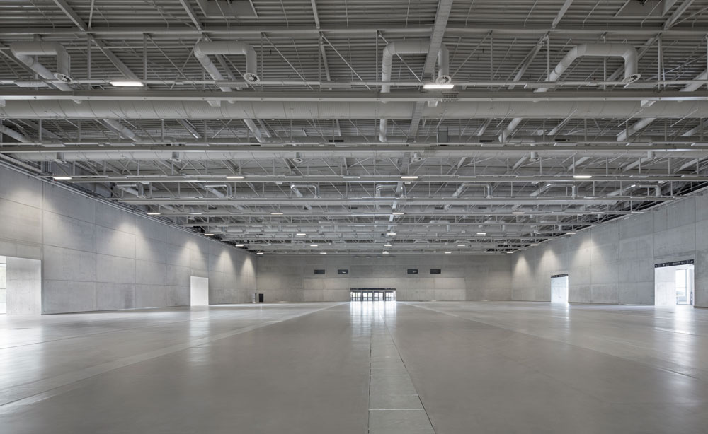 Die obere Messehalle ist komplett stützenfrei und eignet sich vor allem für Großveranstaltungen und Ausstellungen. Weitere Konferenz-, Büro- und Besprechungsräume ergänzen das umfangreiche Flächenangebot.
