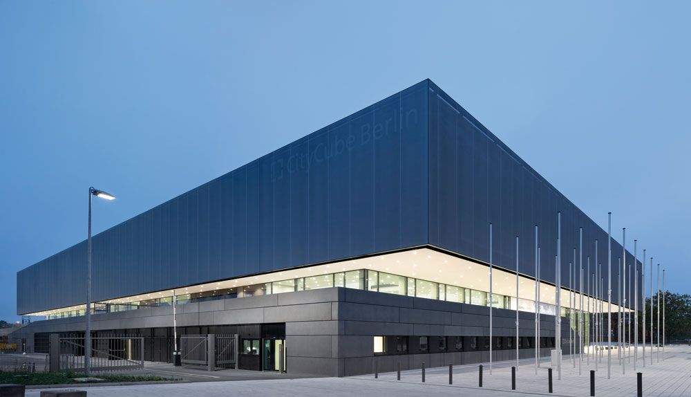 Durch das auskragende Obergeschoss erfährt der Baukörper seine architektonische Leichtigkeit.