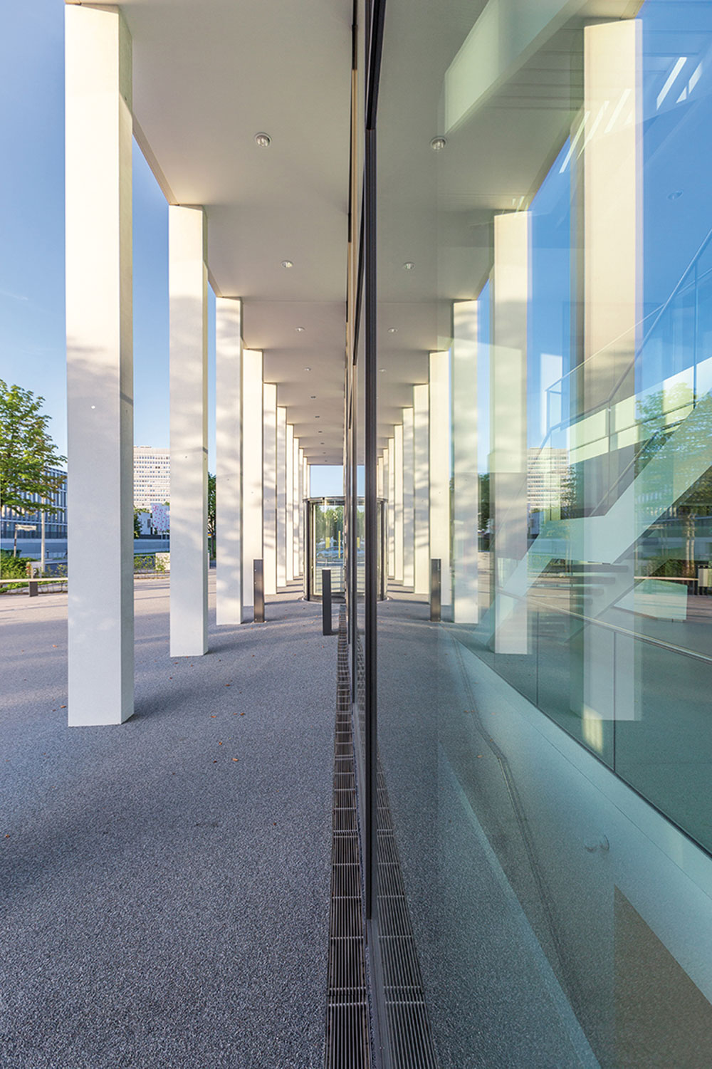 Die Büroetagen werden über eine offene Treppenanlage aus Stahl und Glas erschlossen.
