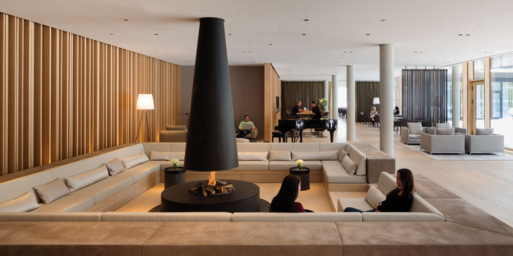 Auch wenn die Gäste viel Zeit mit sich allein auf ihren Zimmern verbringen, Gemeinschaftsräume wie die Kamin-Lounge laden mit ihrer wohnlichen Atmosphäre ebenfalls zum Verweilen ein.