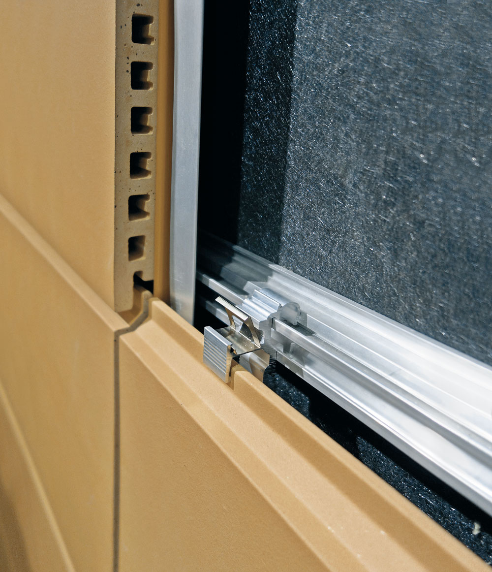 Ziegelelemente als vorgehängte hinterlüftete Fassade mit unterschiedlichen, auf die Ziegelelemente abgestimmten, standardisierten Unterkonstruktionen. 

Standard: Glatte Oberfläche mit durchlaufenden dominanten Horizontalfugen
