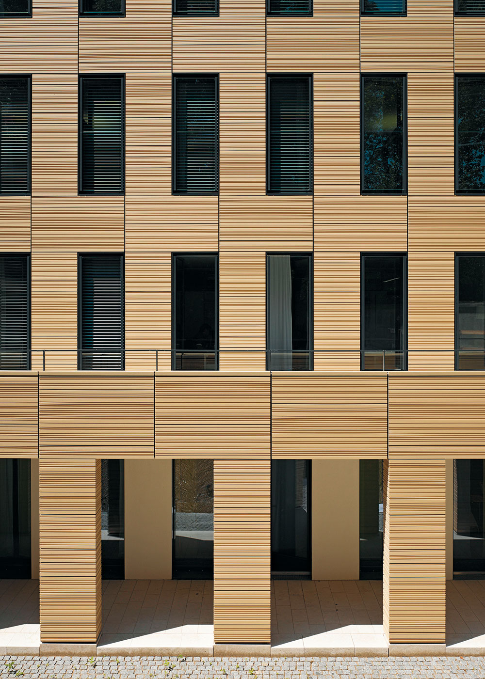 Ziegelelemente als vorgehängte hinterlüftete Fassade mit unterschiedlichen, auf die Ziegelelemente abgestimmten, standardisierten Unterkonstruktionen. 

Sonderentwicklung: Dominante Vertikalfugen und fast unsichtbare Horizontalfugen durch Doppelfalz und Riffelung der Oberfläche. 
Erweiterung des Landtags, München 2012; Architekten: Léon Wohlhage Wernik