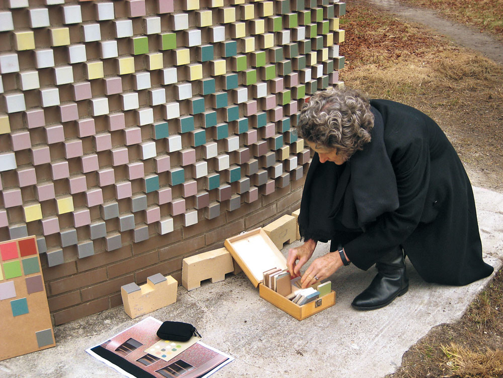Wohnhaus »k house«, München 2015; Architekten: Sauerbruch Hutton 

Fassaden-Mock-up Maßstab 1:1, Louisa Hutton bei der Feinabstimmung der Musterfassade mit Farbtafeln.