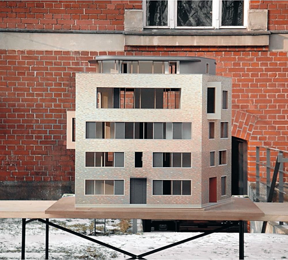Wohnhaus »k house«, München 2015; Architekten: Sauerbruch Hutton 

Modell Maßstab 1:20. Um die Farbwirkung der Fassade zu beurteilen, haben die Architekten jede einzelne der erhabenen Flächen der texturierten Fassade mit dem Pinsel von Hand bemalt.