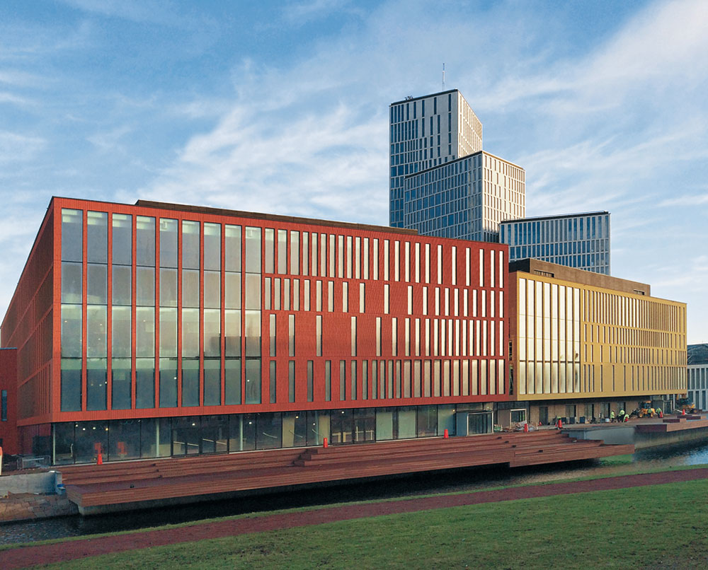 Veranstaltungszentrum Malmö Live, Malmö 2015. Jede der drei Nutzungen wird durch eine Farbe akzentuiert.