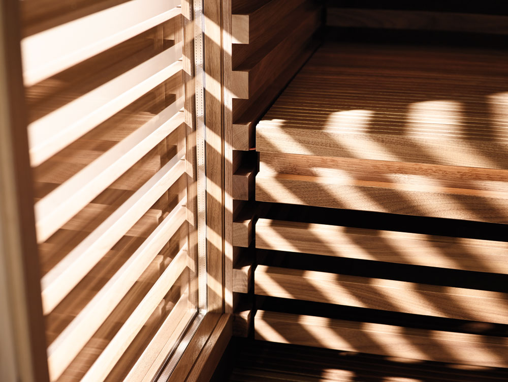 Stimmig bis ins Detail. Für die Sauna wurde nur eine Holzsorte (Hammrock, Eiche oder Nussbaum) und nur ein Profil verwendet. Charakteristisch ist das Wechselspiel zwischen Leisten und Spalten.