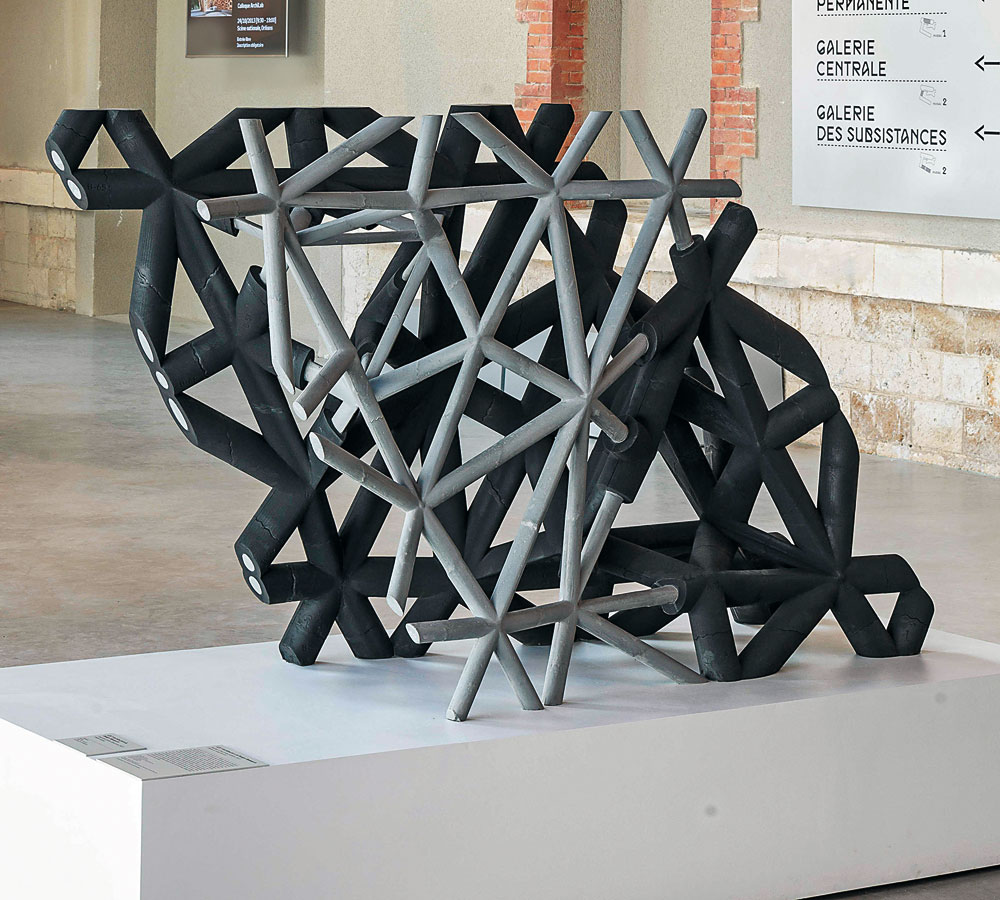 Architekturskulptur, 3D-Druck aus Gießereisand ausgegossen mit UHPC; Entwurf: Philippe Morel. Zur Veranschaulichung blieb ein Teil der Sandhülle erhalten.