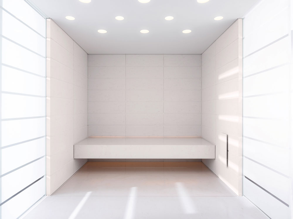 Für das Dampfbad wählten die Designer einen strapazierfähigen Kunststein. Die Gestaltung der Glasfront wird durch die horizontalen Fräsungen wieder aufgenommen.
