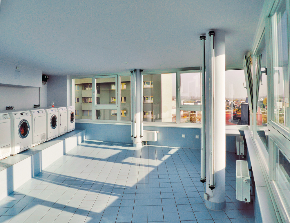 Waschsalon mit Blick über die Stadt

»poolhaus« im Quartier Kabelwerk, Wien 2007
Architekten: pool Architektur