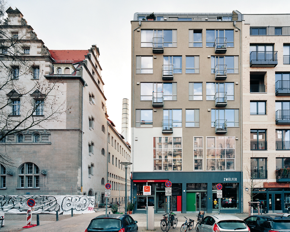 Straßenfassade mit Café, Laden, Experimentierraum und Studios

Wohngebäude Oderbergerstraße, Berlin 2009
Architekten: BARarchitekten