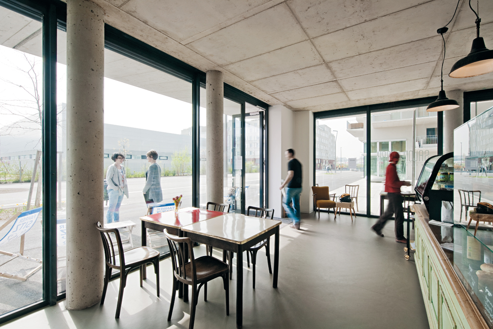 Ladencafé im Erdgeschoss