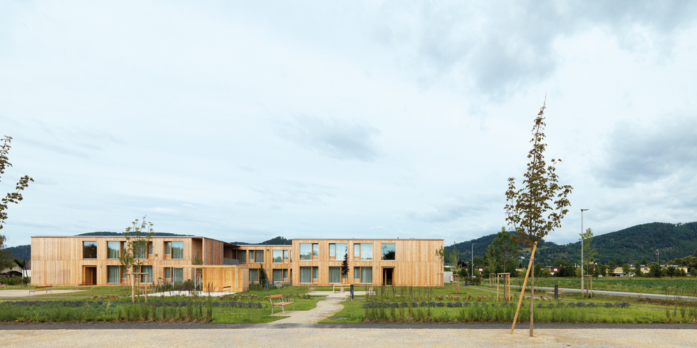 Auf einer ehemals militärisch genutzten Fläche entstand als erster Neubau das Pflegewohnheim. In direkter Anbindung plant die Stadt Graz an der Ostseite des Areals einen öffentlichen Park.