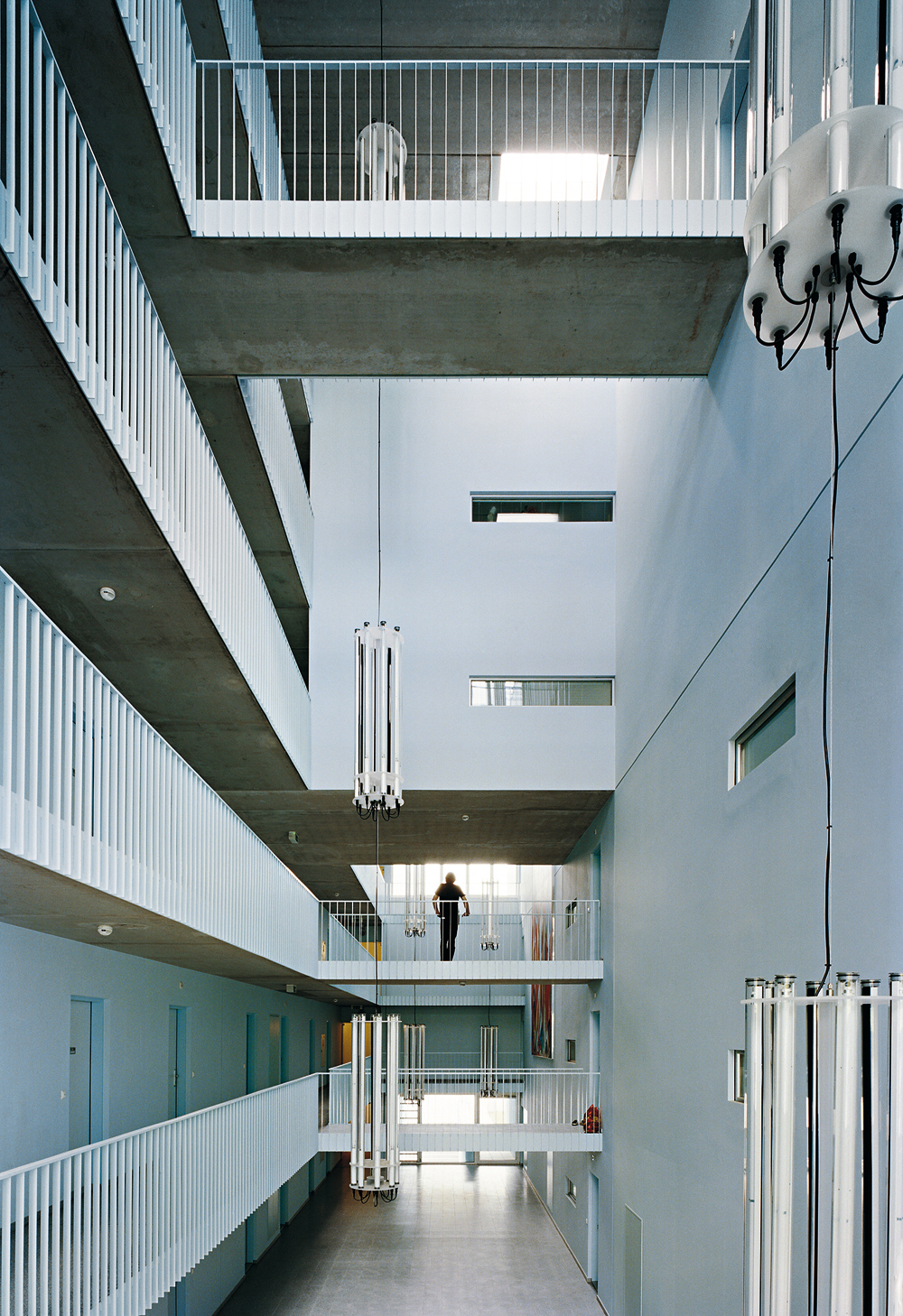 Erschließungsgasse im öffentlich zugänglichen Erdgeschoss

»poolhaus« im Quartier Kabelwerk, Wien 2007
Architekten: pool Architektur