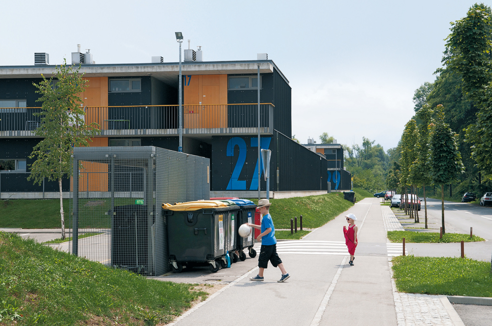 Eingangssituation mit Schwellenelement Abfallcontainer

Sozialer Wohnungsbau »Cesta v Gorice«, Ljubljana 2007
Architekten: Bevk Perović Arhitekti
