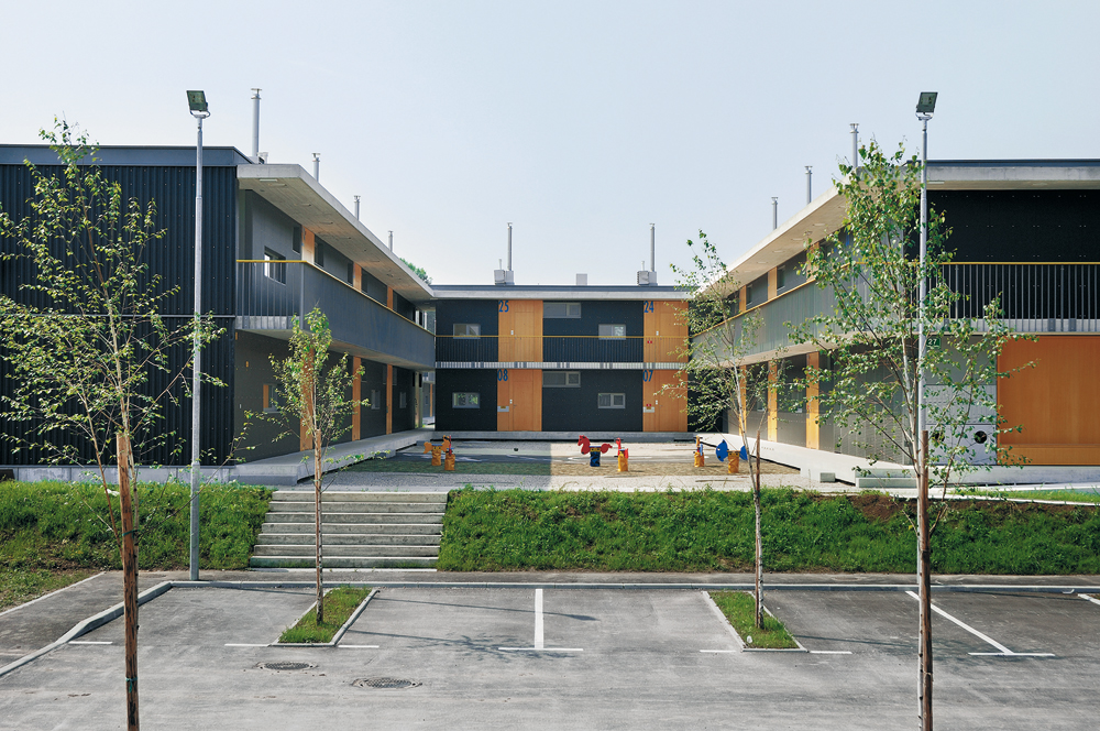 Parkplatz und Erschließungshof

Sozialer Wohnungsbau »Cesta v Gorice«, Ljubljana 2007
Architekten: Bevk Perović Arhitekti