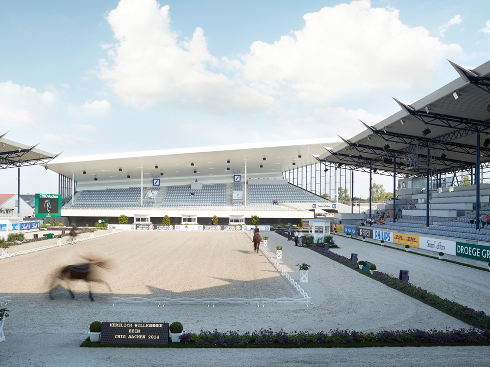 Die bislang offene U-Form der Anlage mit 5000 Plätzen wurde an der Ostseite mit der neuen Tribüne geschlossen. Sie bietet eine Kapazität von weiteren 1200 Plätzen.