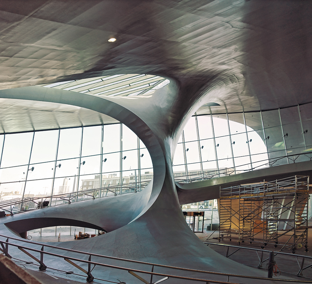 Stahl-Monocoque als integrales Bauteil für Stütze, Rampe und Oberlicht. »Twist« in der Transferhalle des Bahnhofs, Arnheim 2015
Architekten: UNStudio

Die fertig verschweißte und beschichtete Monocoque-Konstruktion wechselt kontinuierlich mit der Bewegung des Betrachters seine Erscheinung – von einer filigranen Stütze zu einer raumbildenden Wandscheibe.