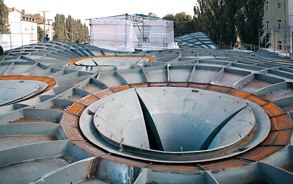 Stahl-Monocoque mit Fertigteilstützen vor dem Aufschweißen der Deckbleche als Dachhaut: Haltestelle Münchner Freiheit, München 2009, Architekten: RPM