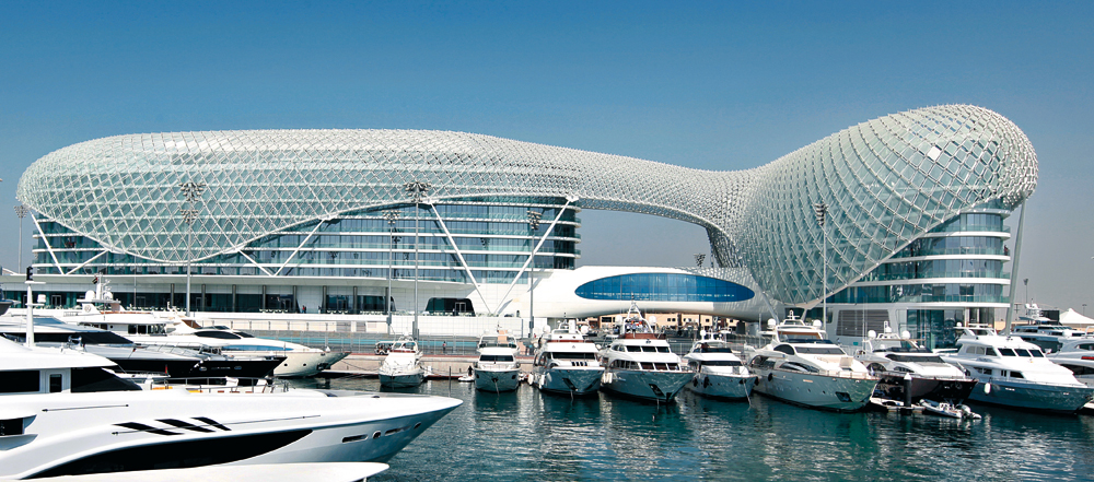 Beschichtete Stahl-Monocoque-Konstruktion als vorgefertigte zweigeschossige Verbindungsbrücke: Yas-Viceroy-Hotel in Abu Dhabi 2009, Architekten: Asymptote