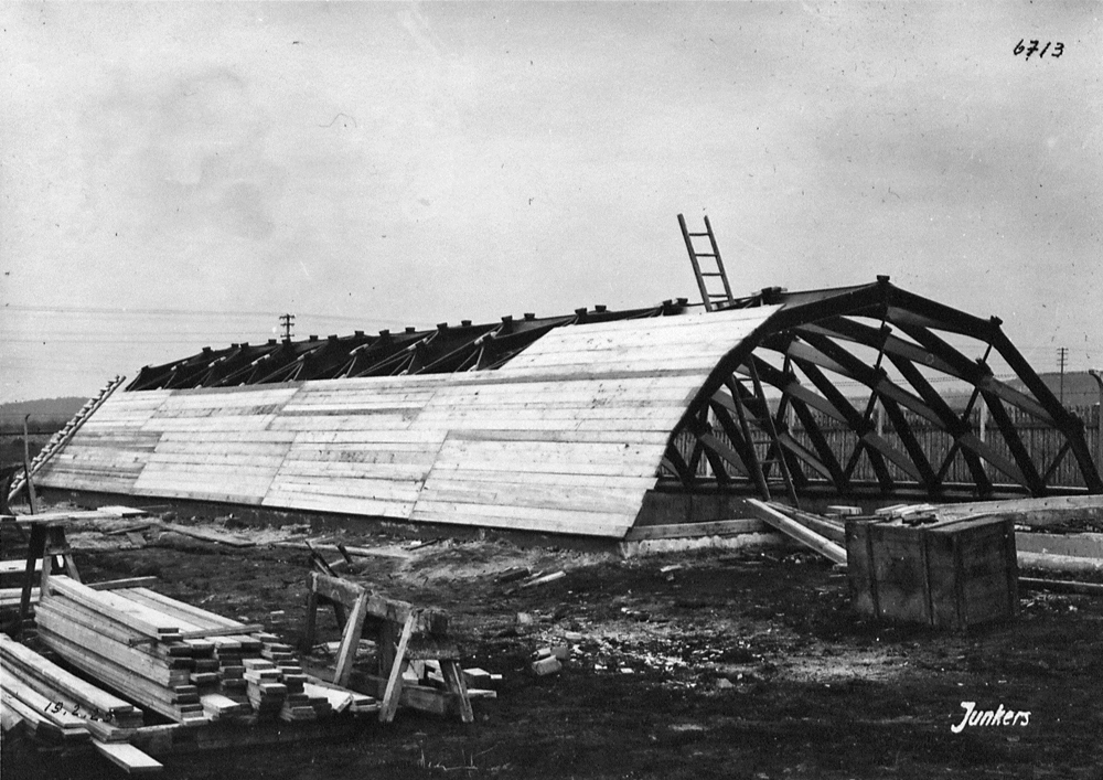 Der »Benzinschuppen« auf dem Werksgelände in Dessau ca. 1925